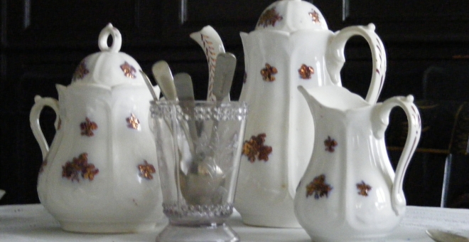 Chelsea lustre tea set in the Hutchison House parlour
